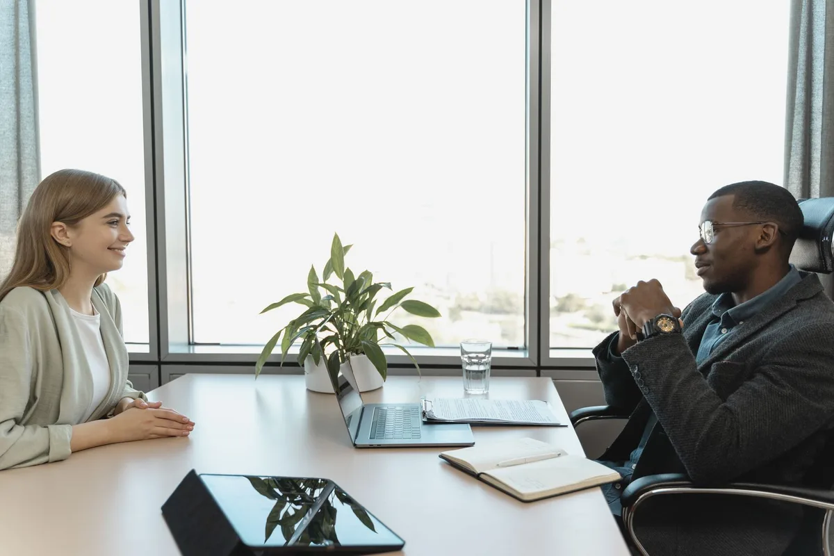 Processus de recrutement avec candidats et &eacute;tapes d'&eacute;valuation affich&eacute;es sur un tableau de bord