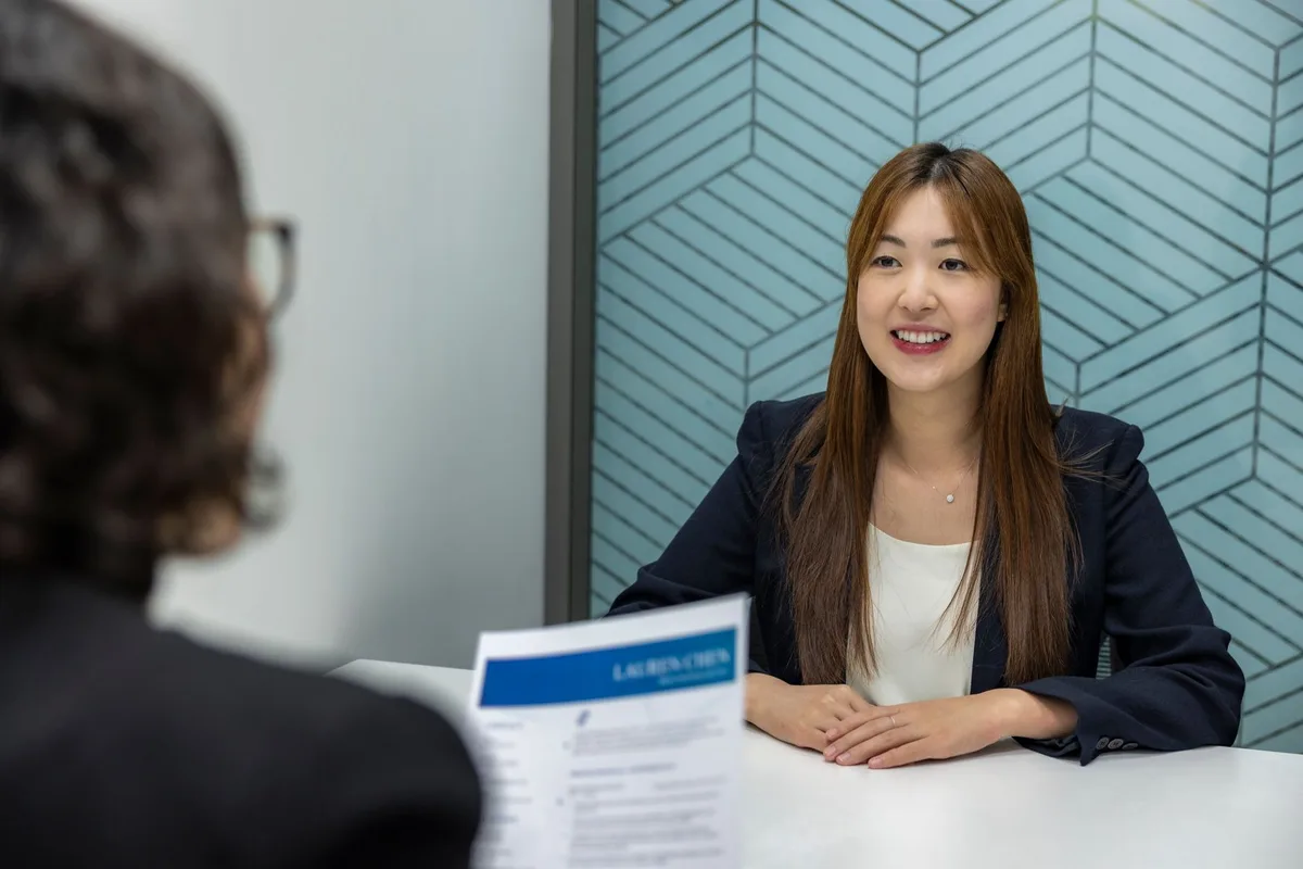Écran d'ordinateur affichant une plateforme RH avec tableaux de bord de recrutement et profils de candidats