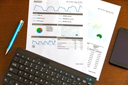 Écran d'ordinateur affichant une interface d'analyse avec graphiques et données marketing