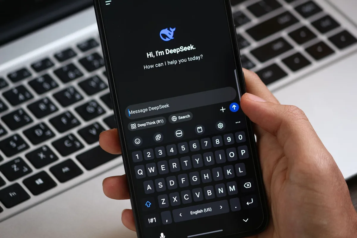 Interface d'un moteur de recherche conversationnel utilisant l'IA pour les requ&ecirc;tes marketing
