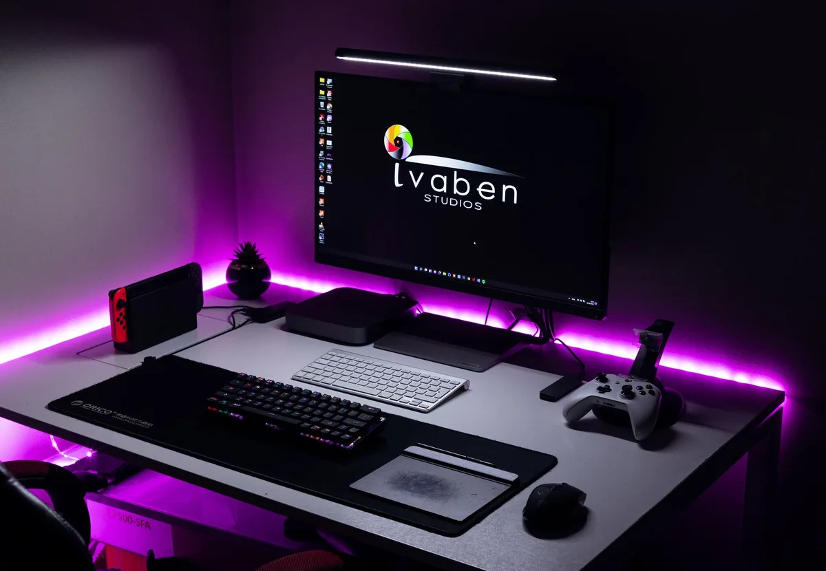 Cr&eacute;ateurs de contenu YouTube enregistrant des vid&eacute;os dans un studio professionnel