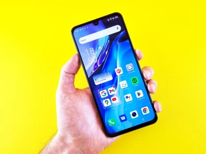 Écran d'accueil Android affichant un widget photo personnalisé avec une image de paysage