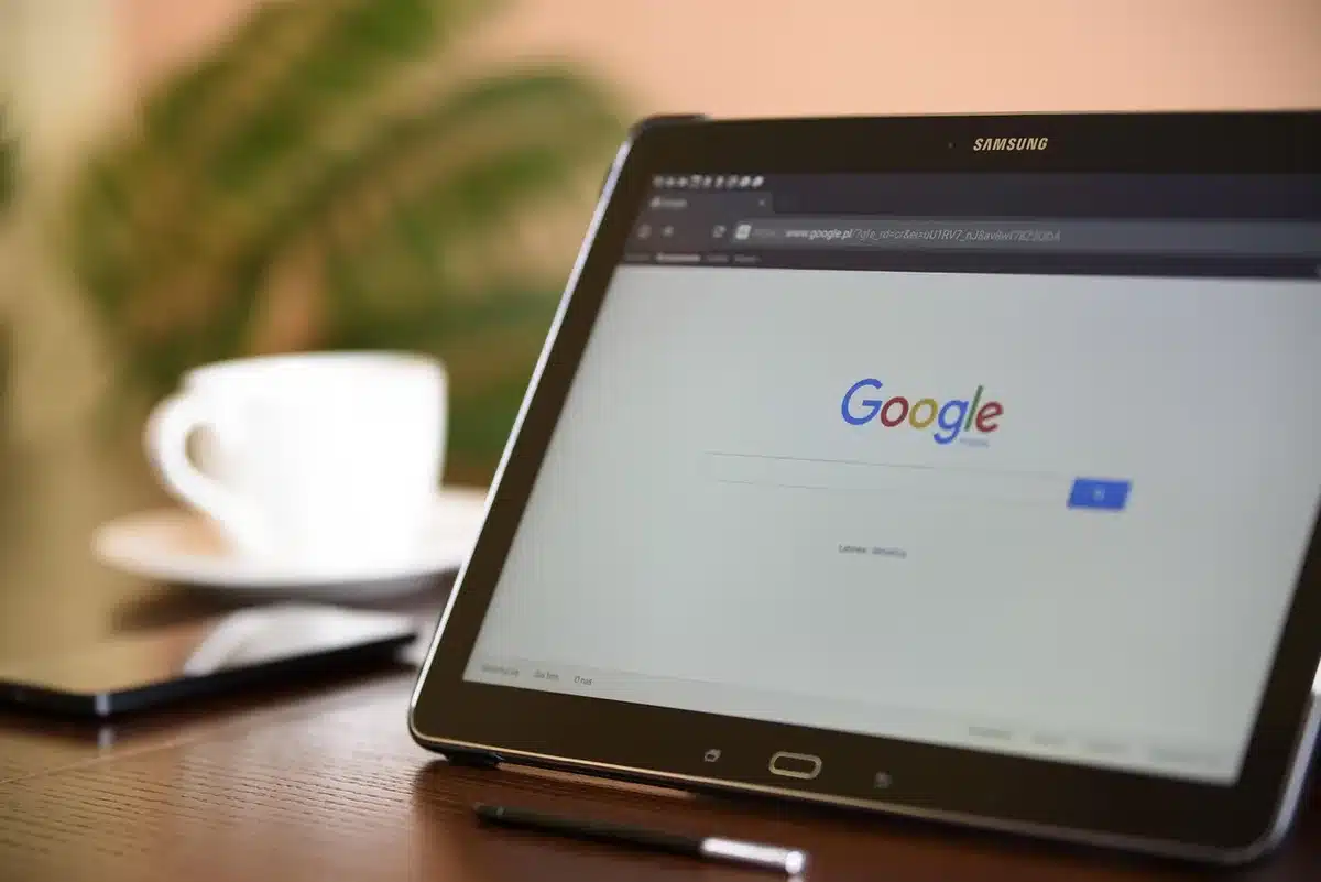 Navigateur web sur smartphone affichant du contenu cloud avec connexion internet active