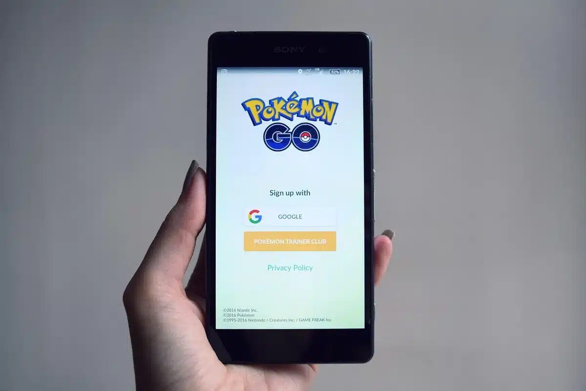 Smartphone affichant une interface de jeu rétro avec des animations Flash sur écran Android