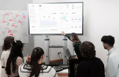 Écran d'ordinateur affichant des graphiques d'analyse web colorés avec données de performance