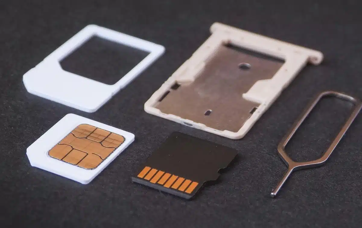 Carte SIM à côté d'un smartphone sur une table