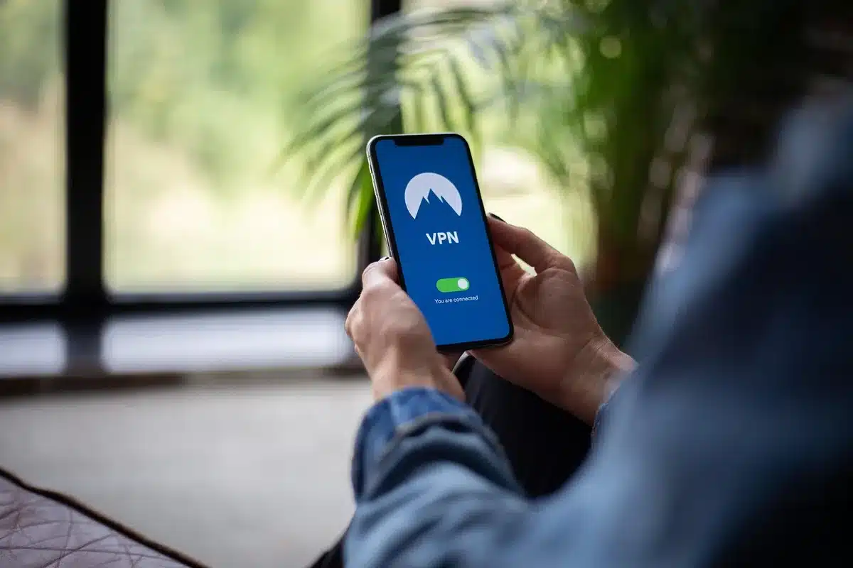 Mains protégeant un téléphone pour assurer la confidentialité des messages