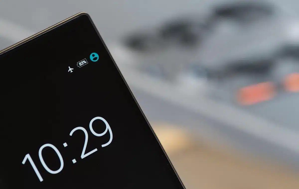 Piles AA disposées en série à côté d'une batterie amovible de téléphone