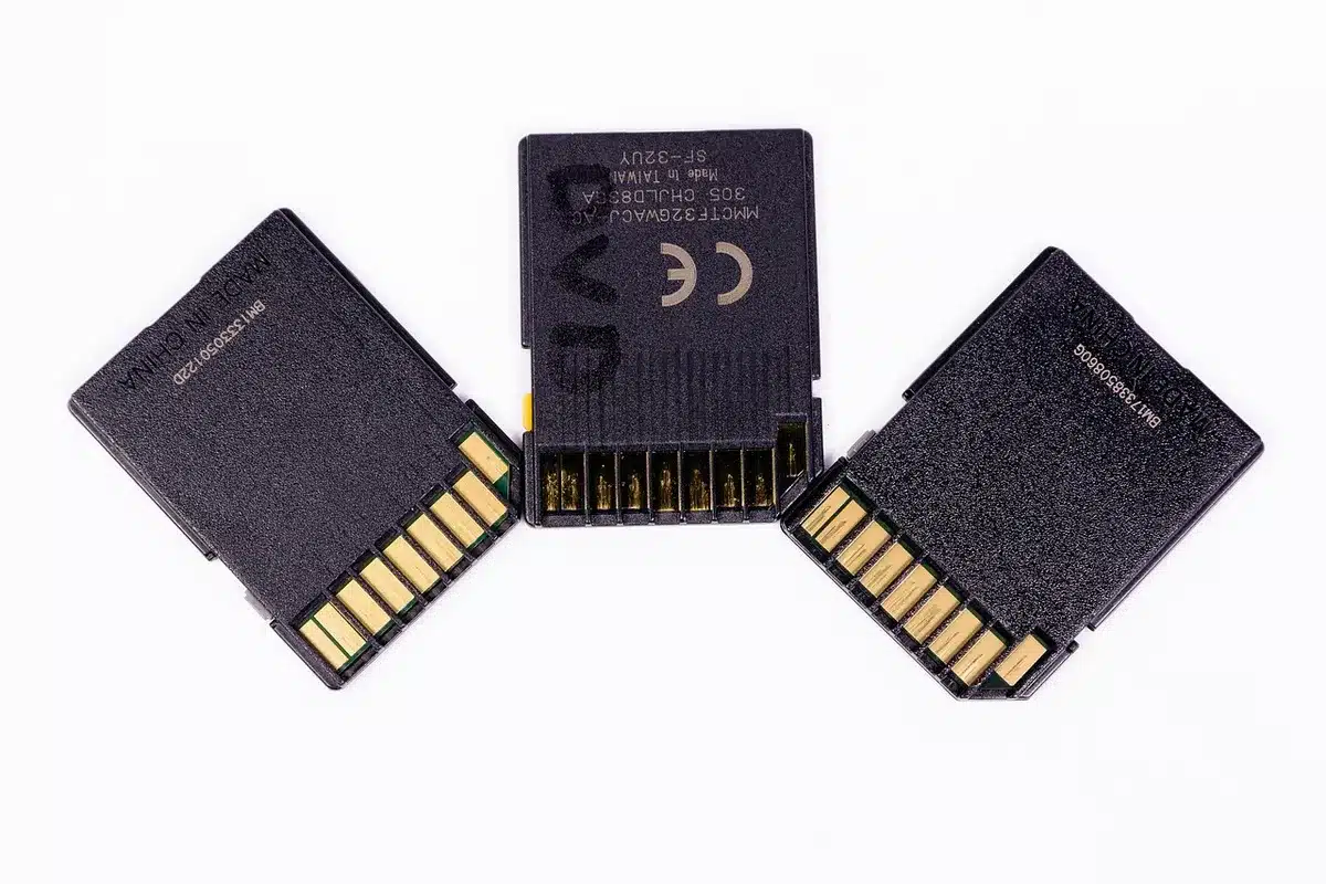 Disque dur externe et interface de sauvegarde cloud sur écran d'ordinateur