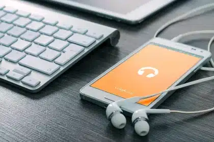 Mains tenant un smartphone Android affichant les paramètres d'optimisation de batterie