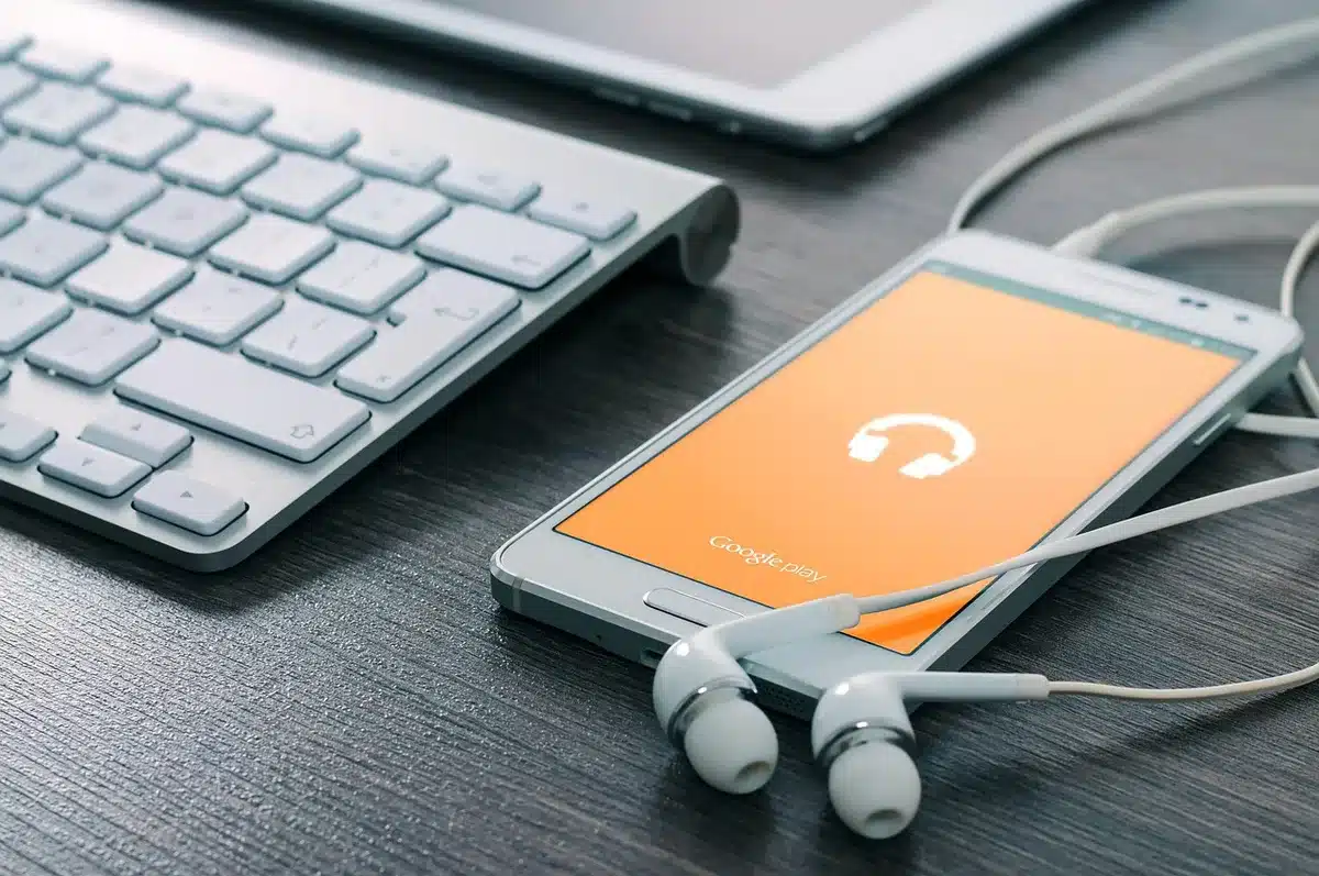 Mains tenant un smartphone Android affichant les paramètres d'optimisation de batterie