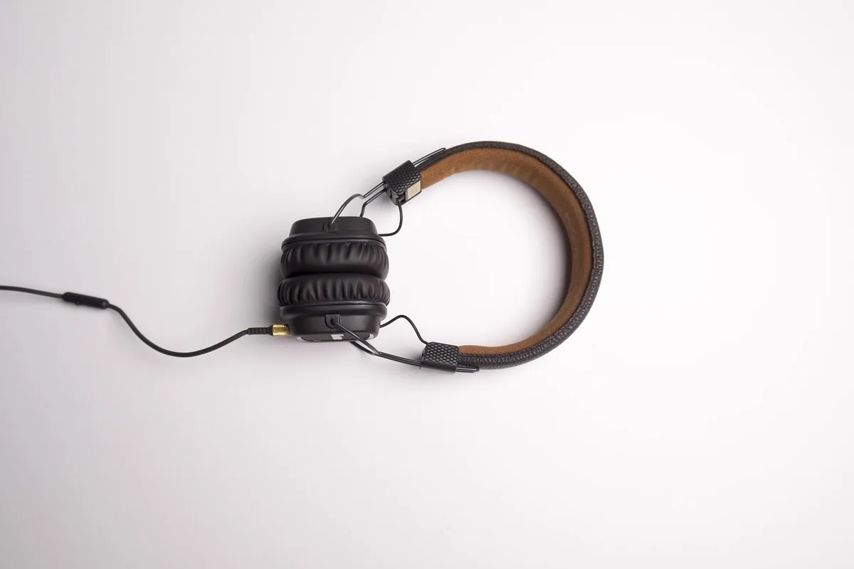 Personne anonyme écoutant de vieux enregistrements sur casque