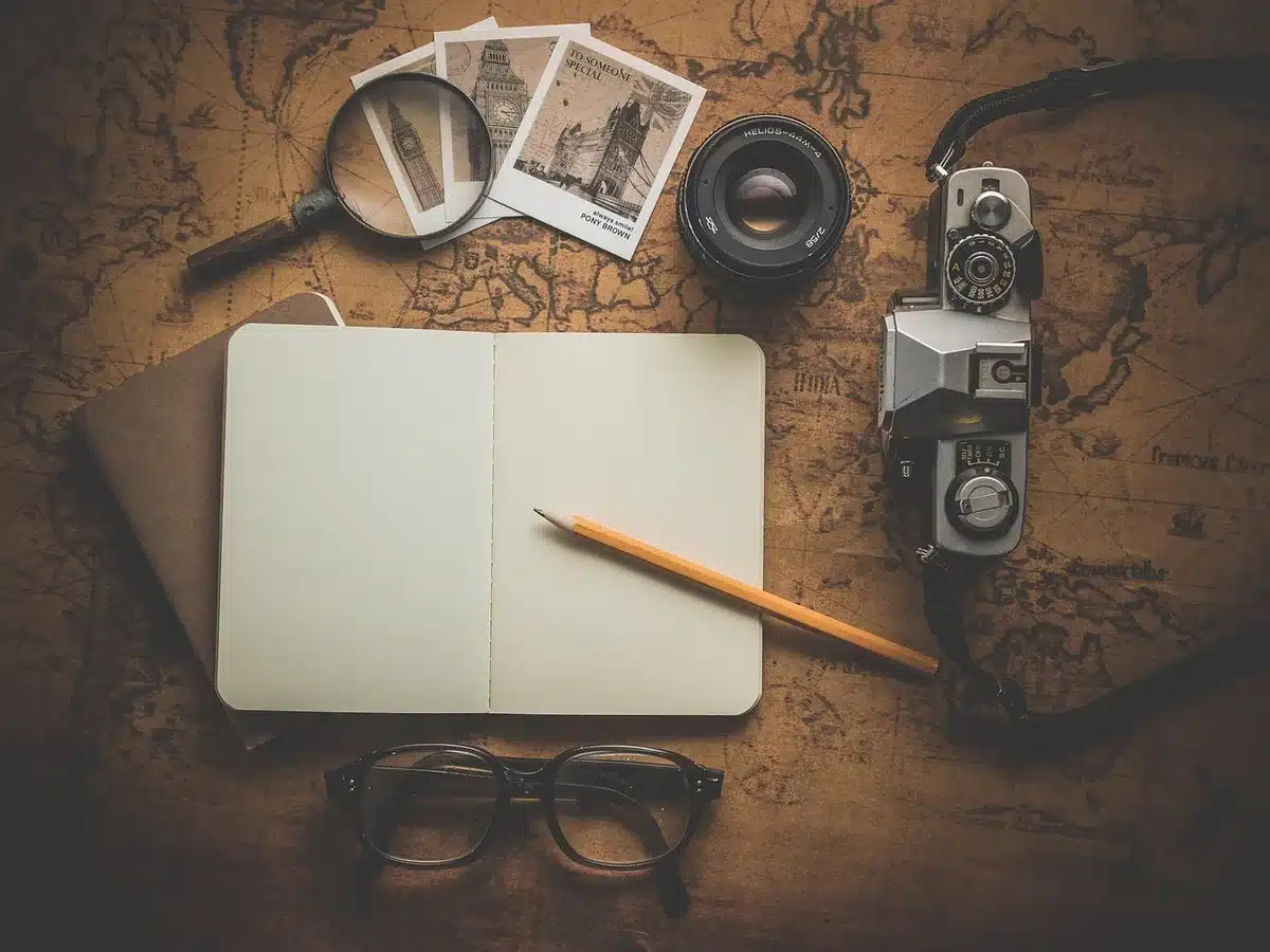 Rédacteur annotant un texte avec des notes et des anecdotes