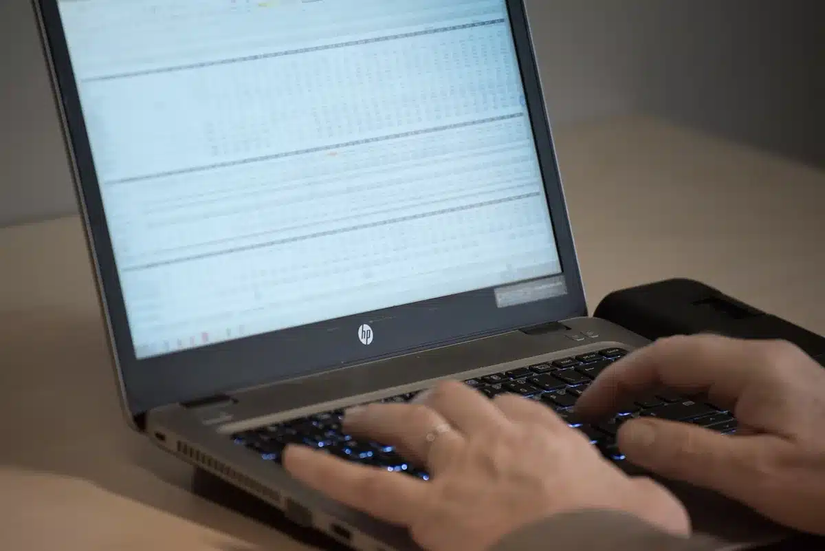 Tableur de projections financières sur un ordinateur portable pendant une réunion