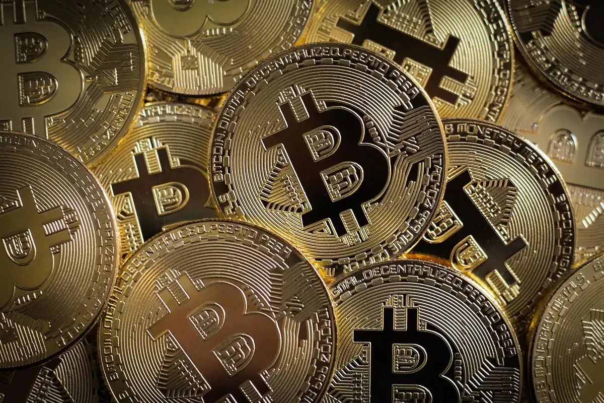 Écran montrant un cours BTC et un carnet d'ordres en journée