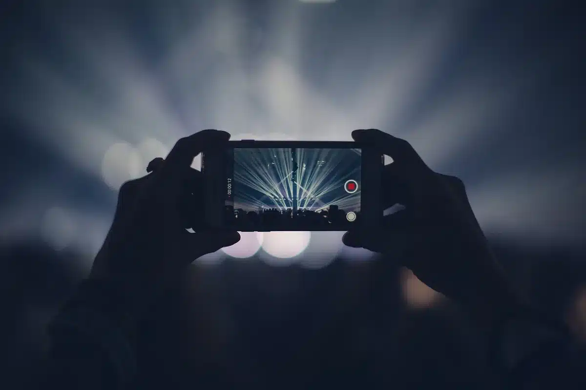Smartphone Android affichant une animation interrompue ou en chargement