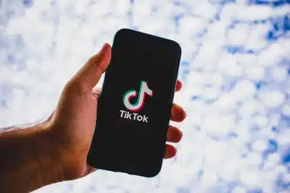 Écran de smartphone affichant des icônes d'applications, l'une d'elles mise en évidence pour illustrer la restauration