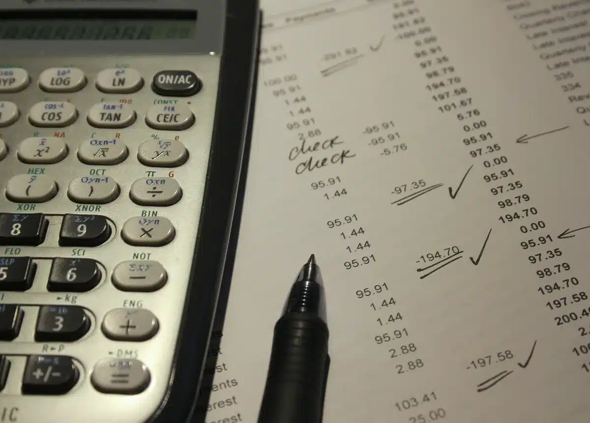 Page d’accueil d’un rapport annuel claire avec faits saillants et sommaire