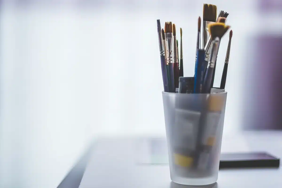 Équipe créative en atelier montrant moodboards et écrans