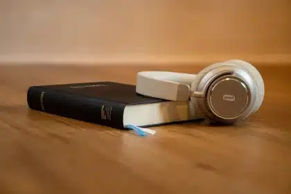 Interface d'édition audio avec curseurs et formes d'onde sur écran d'ordinateur portable