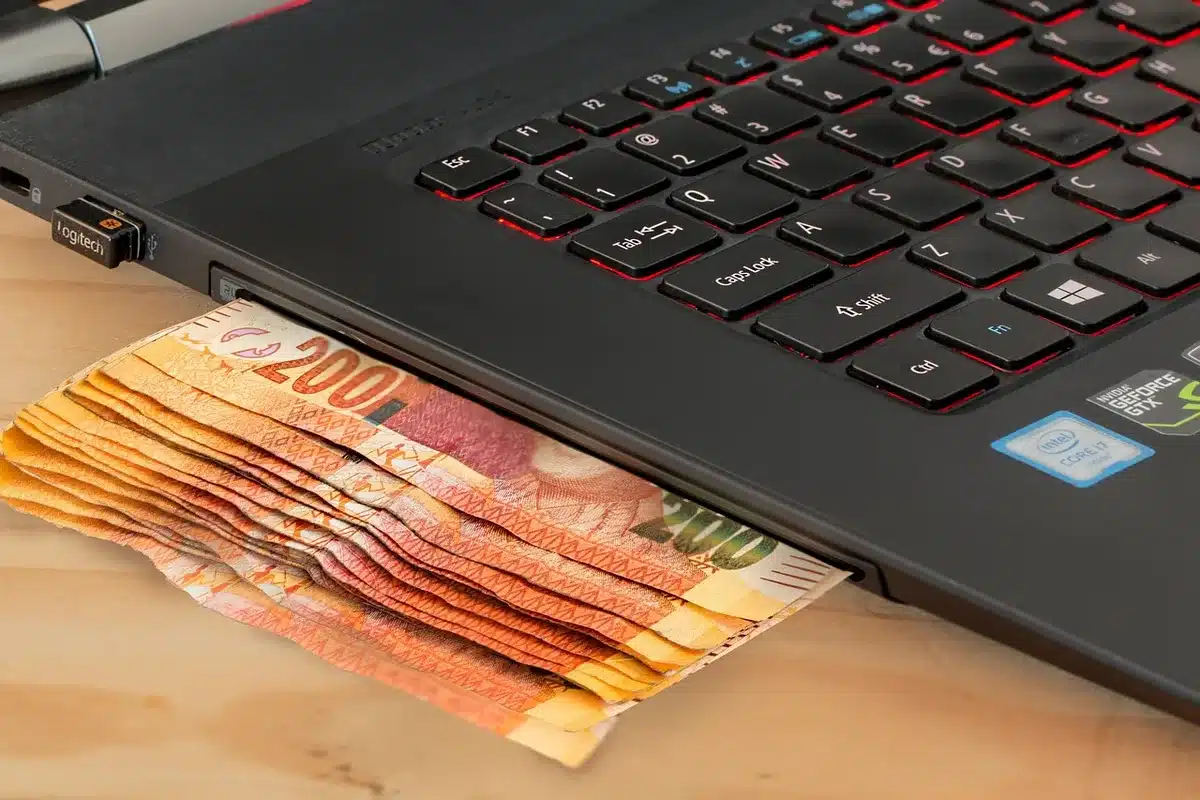 Écran d'ordinateur portable affichant une page de transaction blockchain