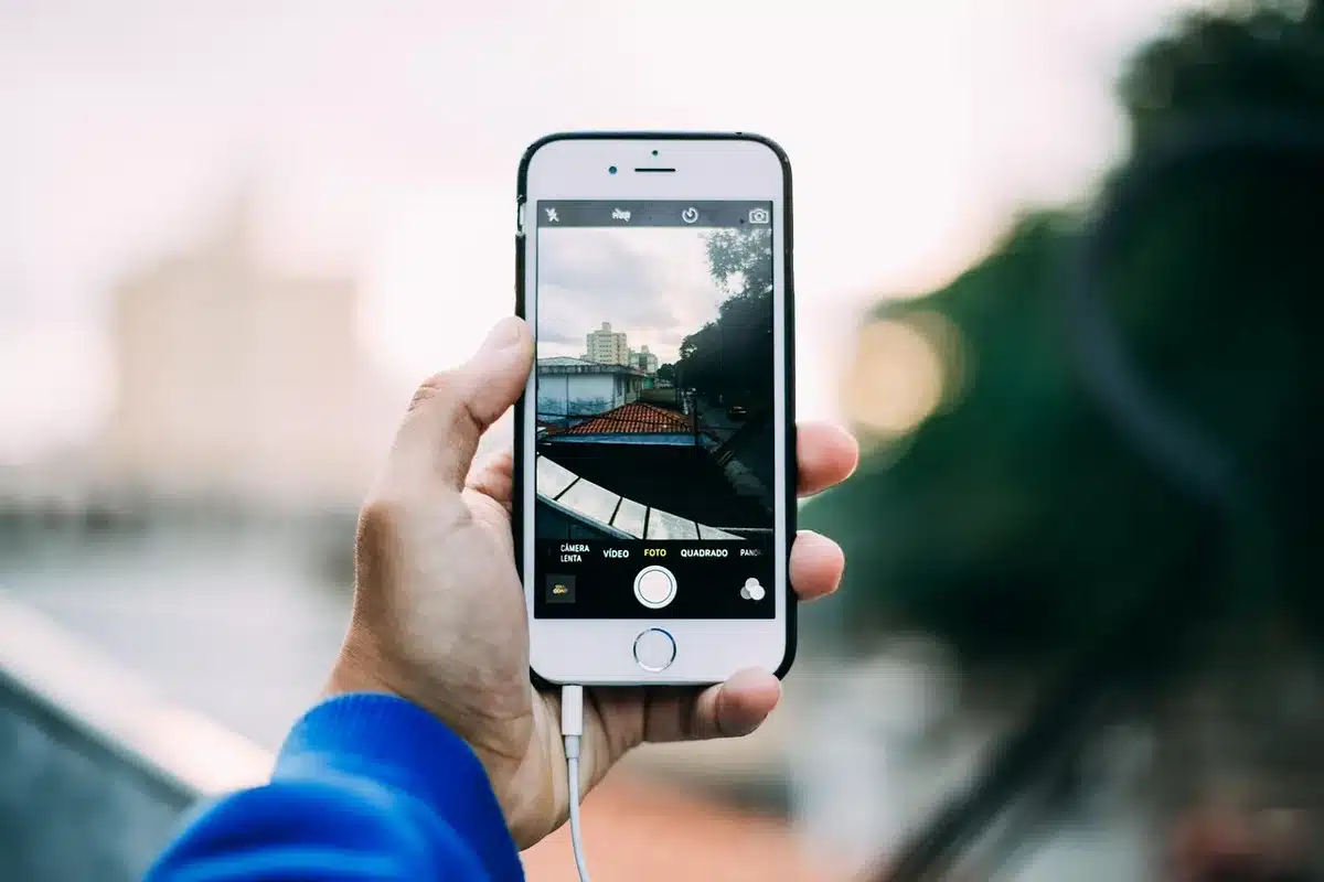 Photo naturelle d'un client utilisant un produit dans un contexte quotidien