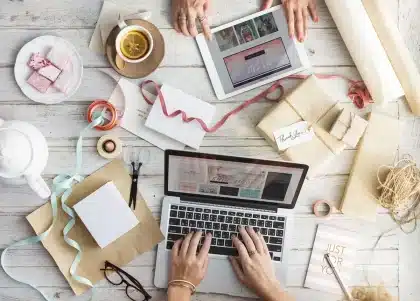 Écran d'ordinateur affichant des graphiques SEO, des métriques de liens et des tableaux de bord analytiques sur un burea