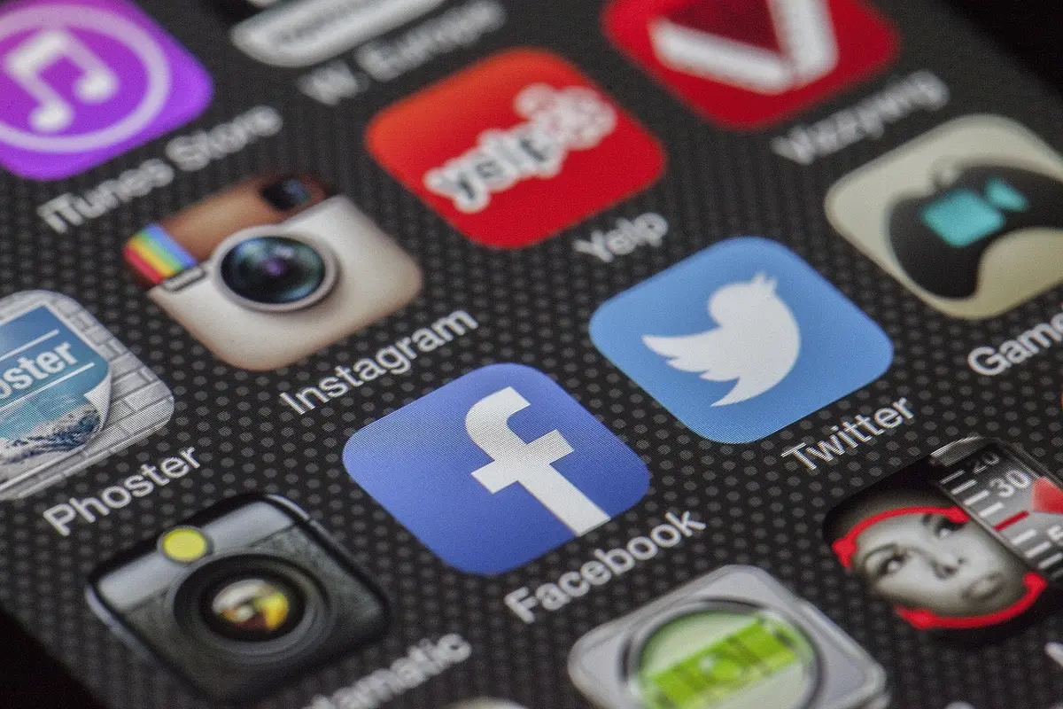 Écran de smartphone montrant une story Instagram avec photos, vidéos et éléments interactifs