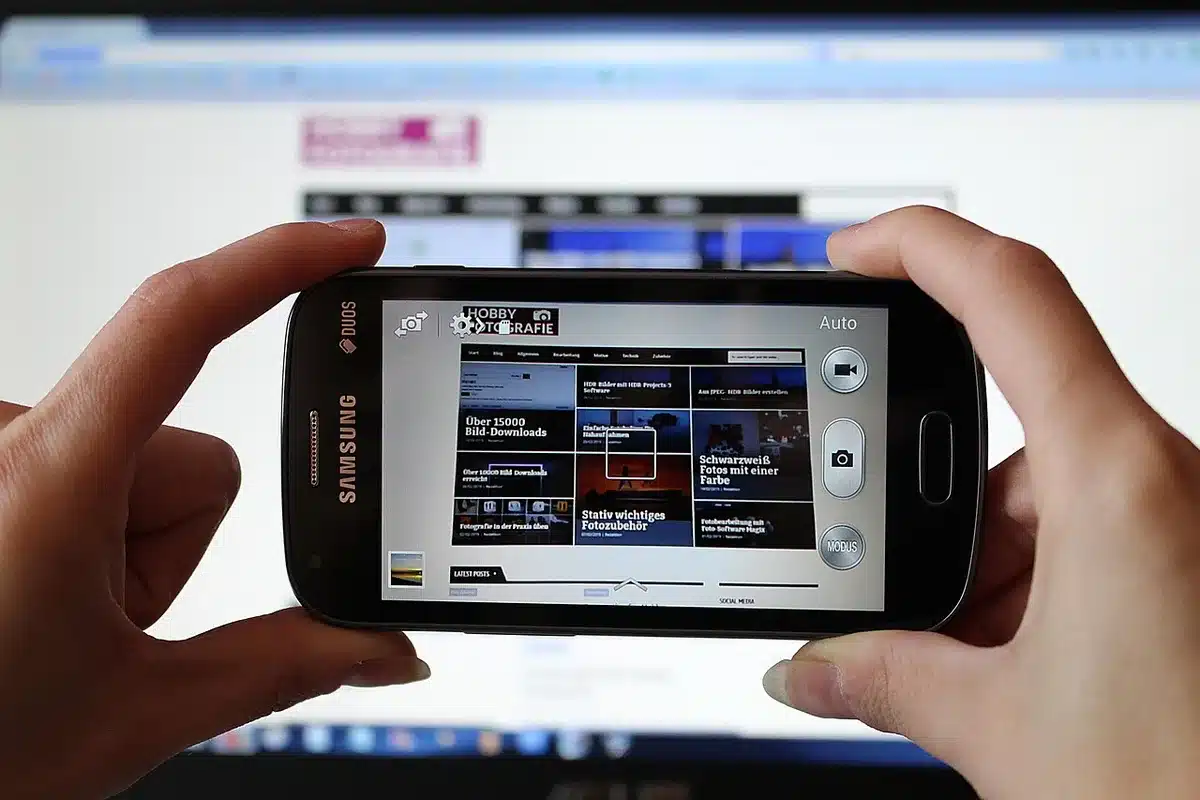 Personne consultant le site d'un restaurant sur smartphone
