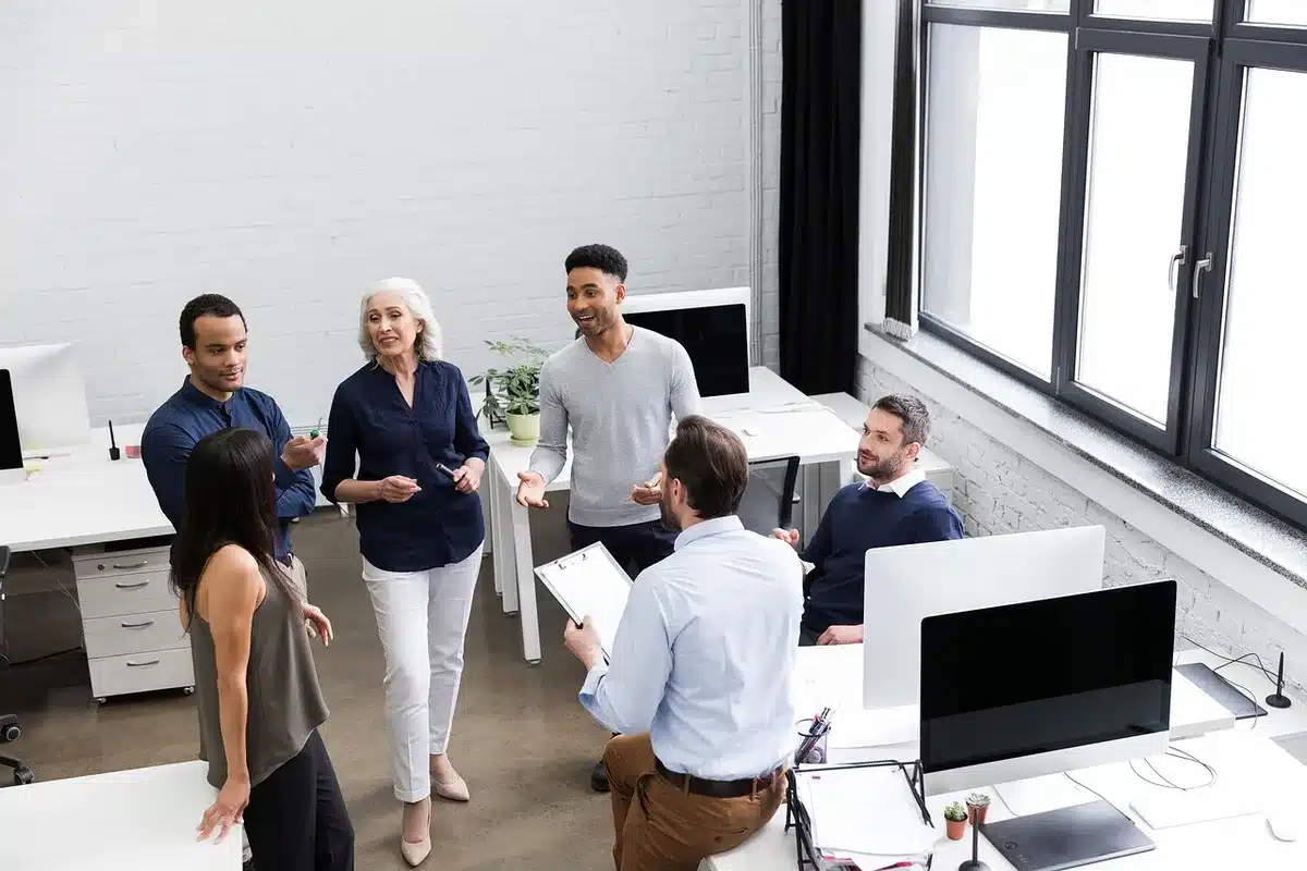 Équipe diversifiée collaborant dans un bureau moderne et lumineux