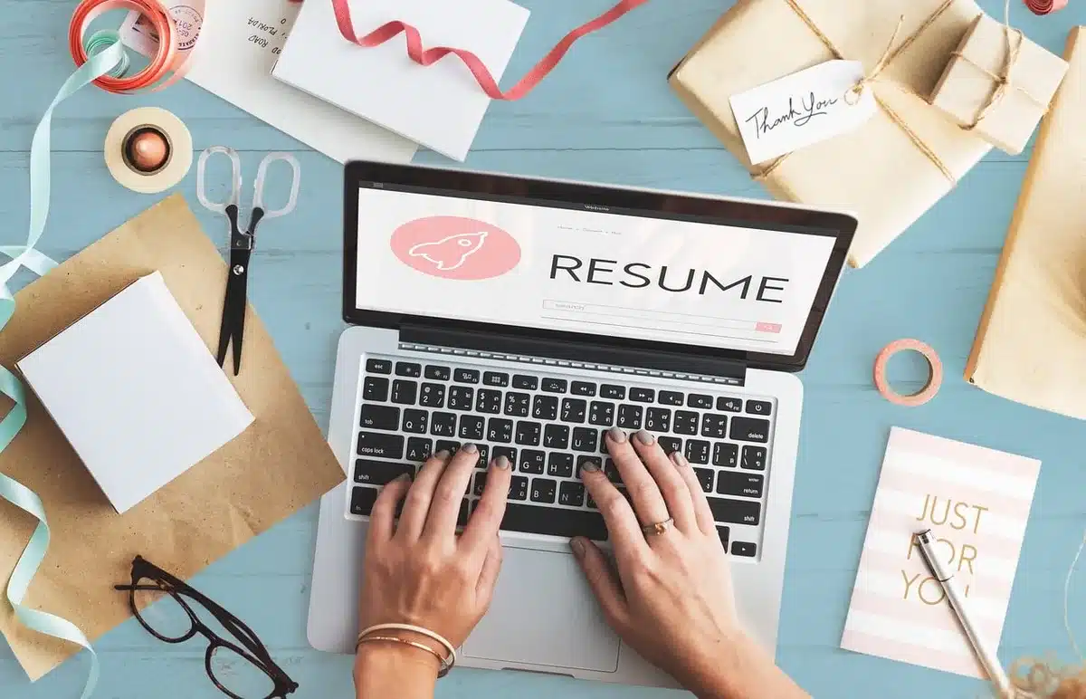 Capture d'écran d'un CV en ligne avec sections projets et compétences