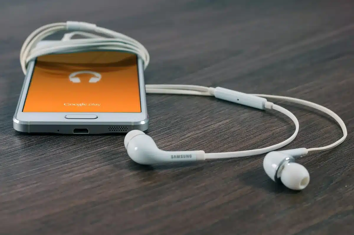 Montage mobile sur smartphone avec timeline et outils d'&eacute;dition visibles