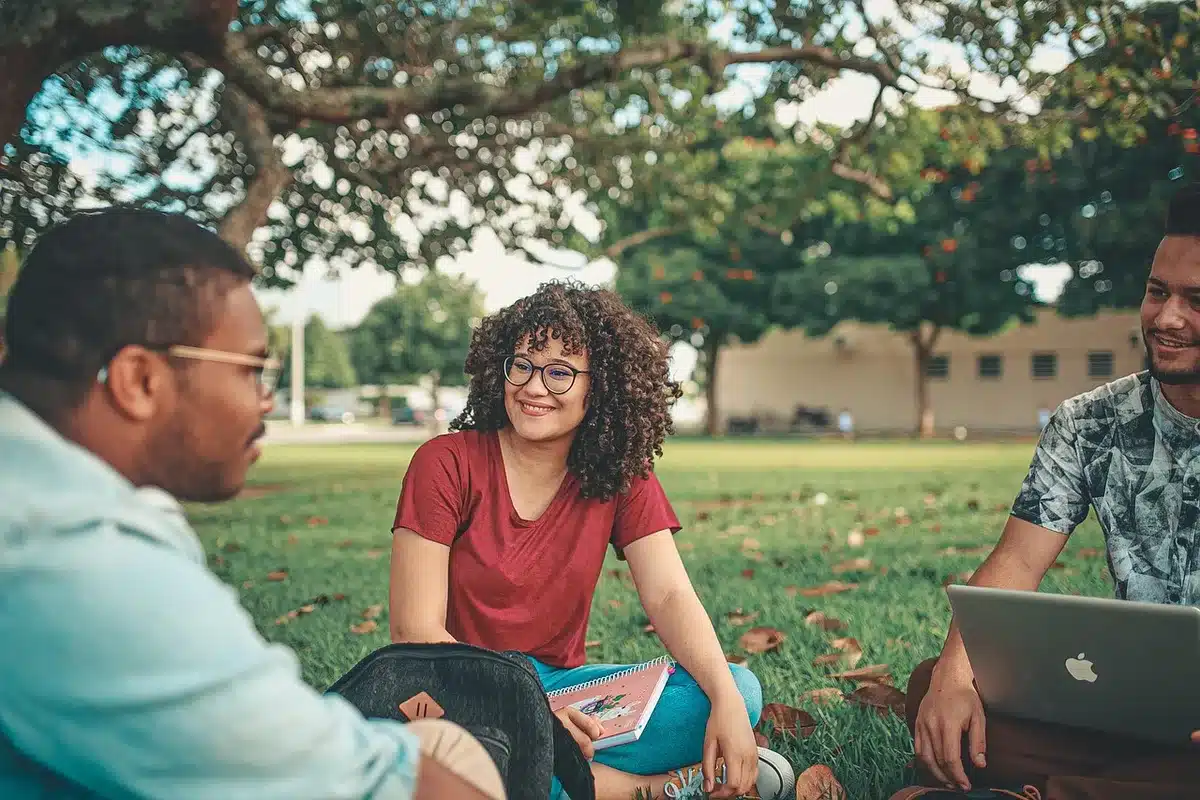 Étudiants présentant un projet en classe