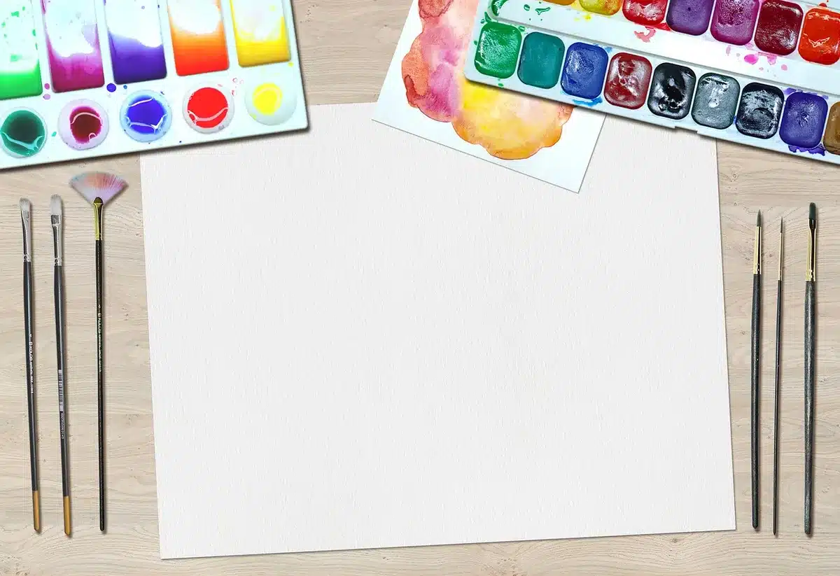 &Eacute;quipe cr&eacute;ant des visuels sur un ordinateur avec table d'outils de cr&eacute;ation