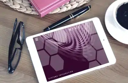 Tablette graphique sur un bureau avec carnet de croquis et échantillons de textures