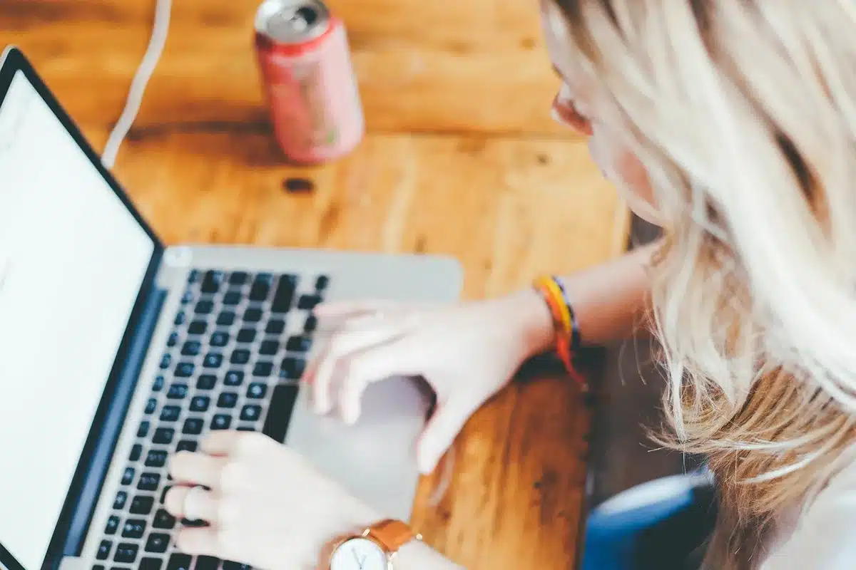 Espace de travail de designer avec laptop affichant des templates Instagram colorés et outils de design