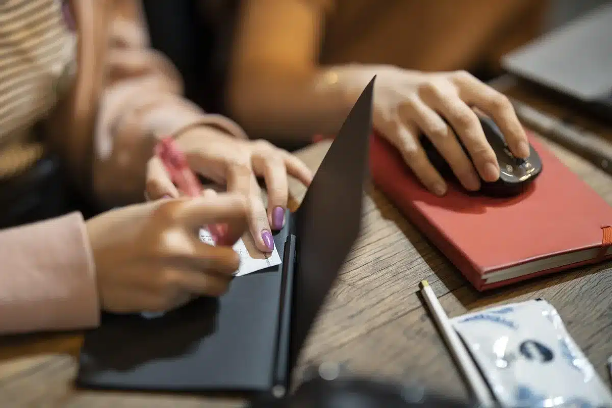 Réunion courte avec laptop et carnets illustrant automatisation de tâches