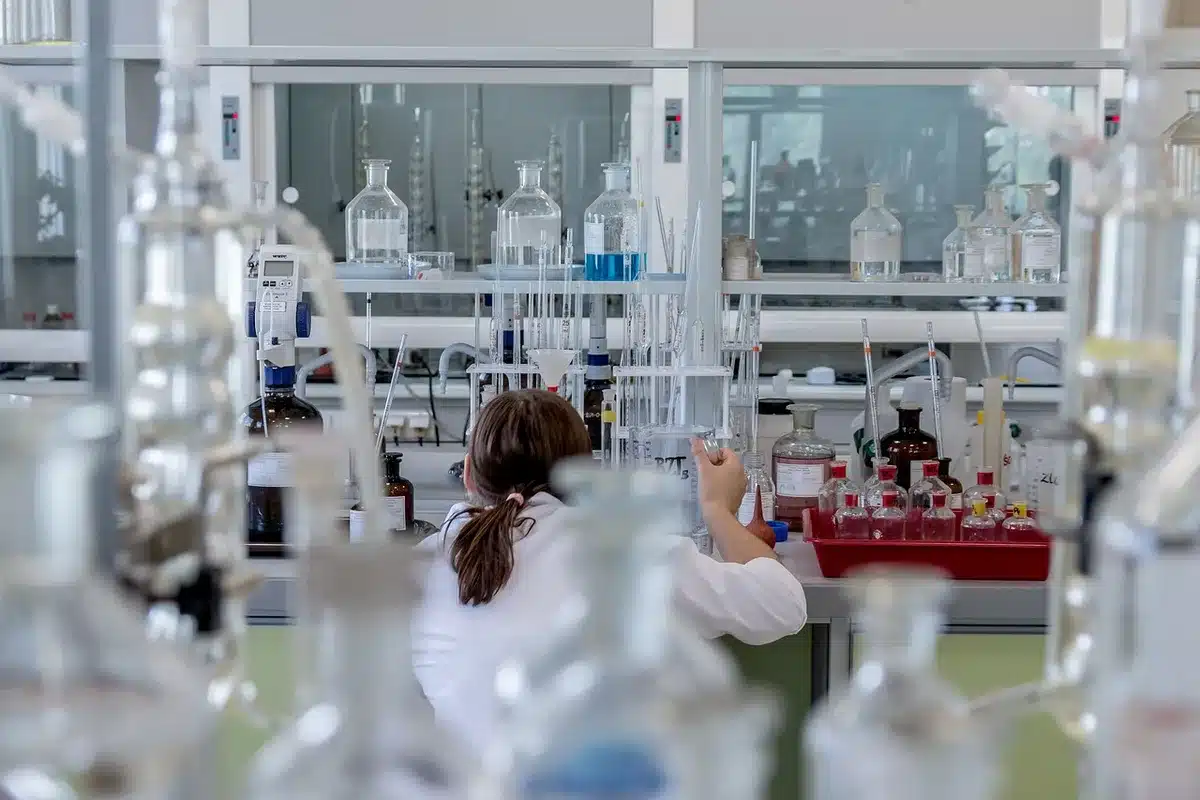 Équipe en laboratoire travaillant sur des prototypes et des cycles d'expérimentation rapides