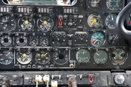 Tableau de bord d'automatisation IA avec nœuds interconnectés et flux de données en lumière bleue