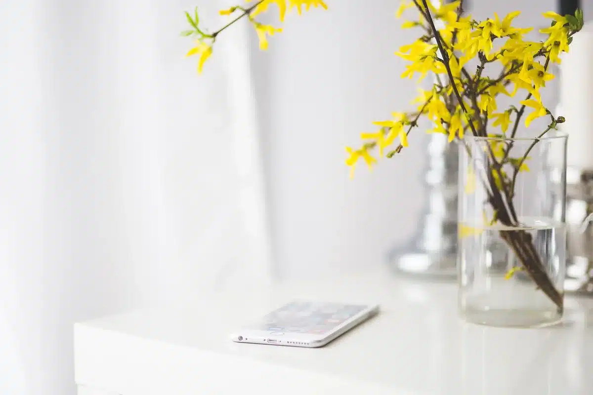 Main appuyant sur le bouton d'alimentation d'un smartphone pour redémarrer