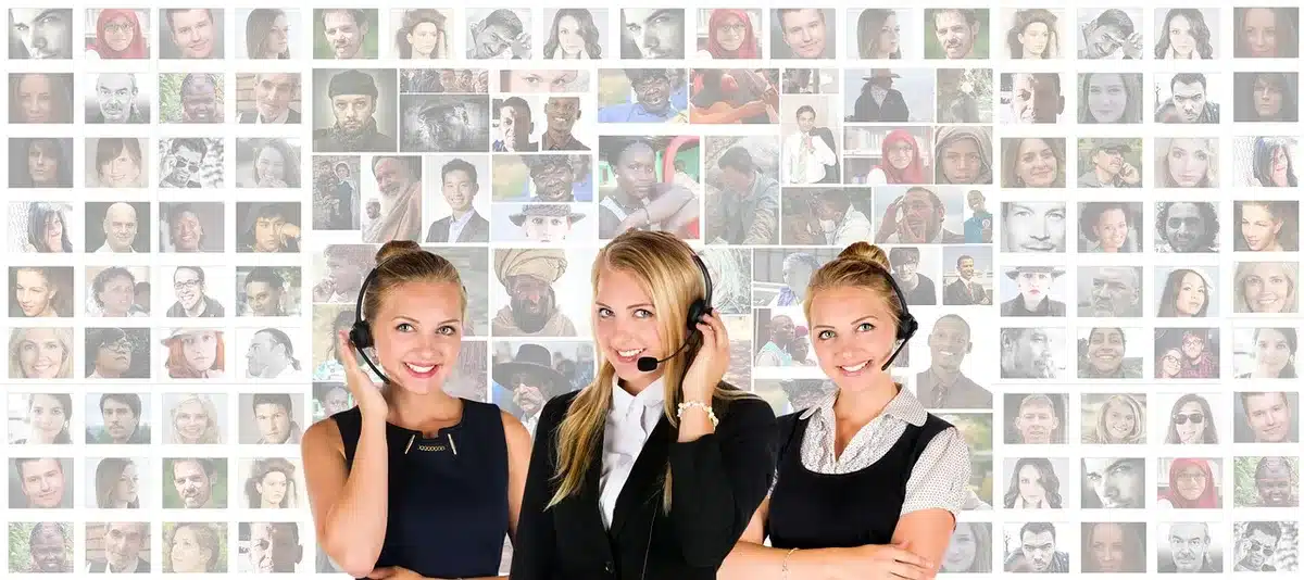 Personne contactant le support client d'un opérateur téléphonique par téléphone