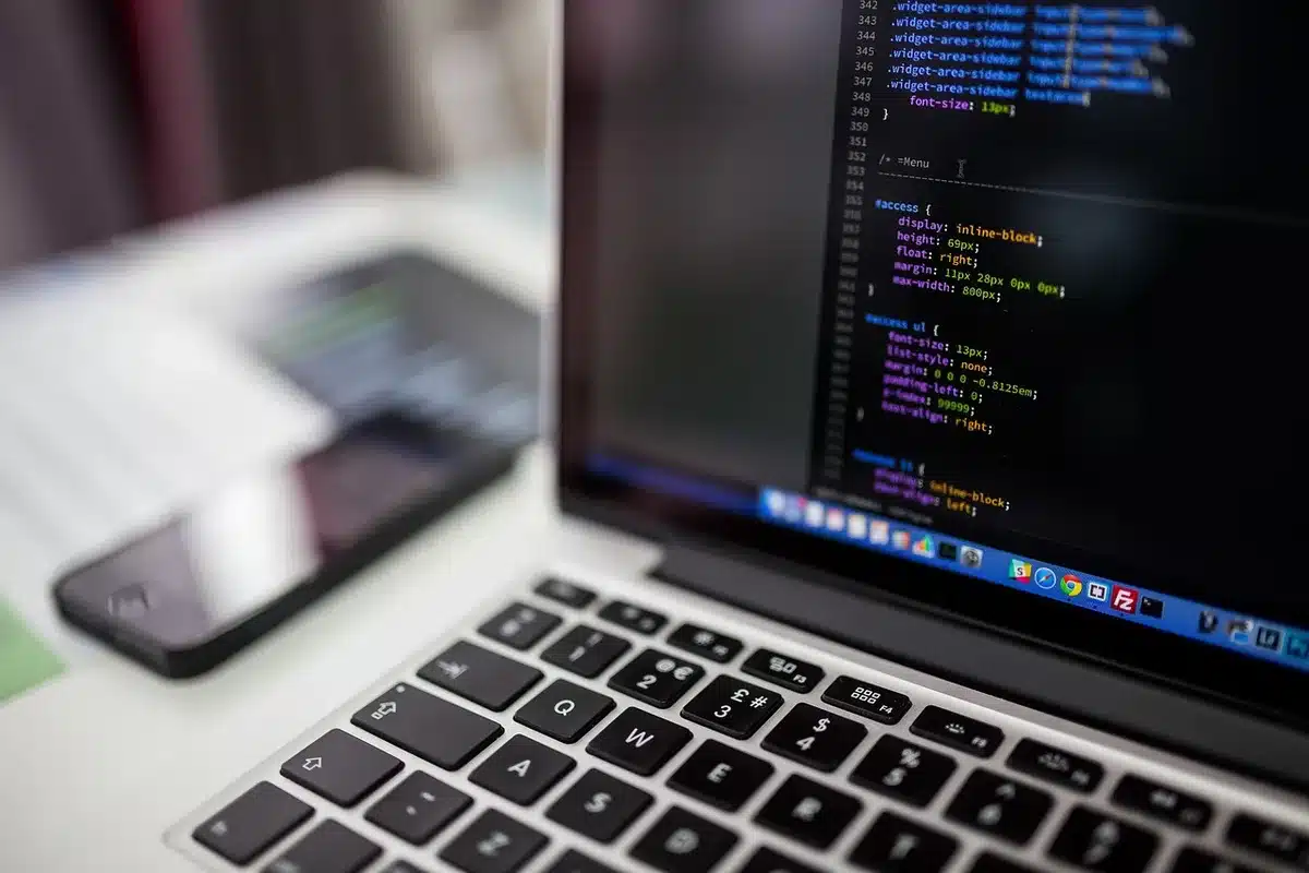 Écran de smartphone affichant un menu de codes USSD et d'options de service