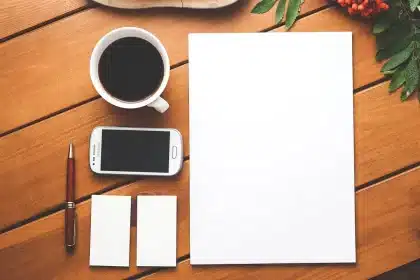 Mains tenant un smartphone affichant un message d'erreur réseau avec un tiroir SIM ouvert