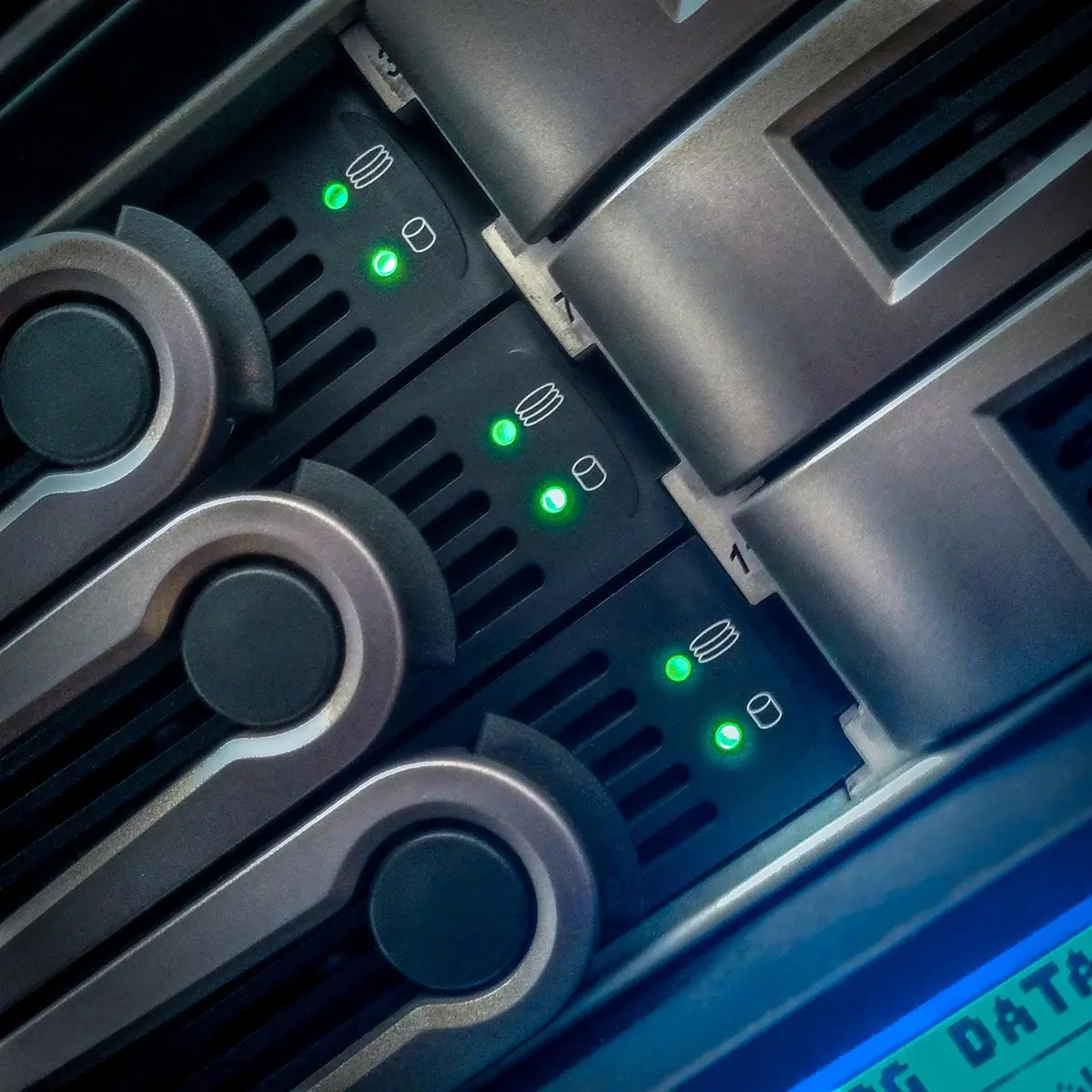 Hardware wallet pos&eacute; sur un bureau clair avec un carnet et un ordinateur