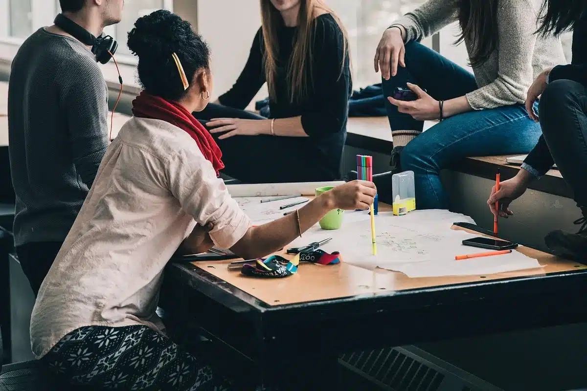 Équipe en train de brainstormer autour d'un ordinateur pour intégrer l'IA sans déshumaniser