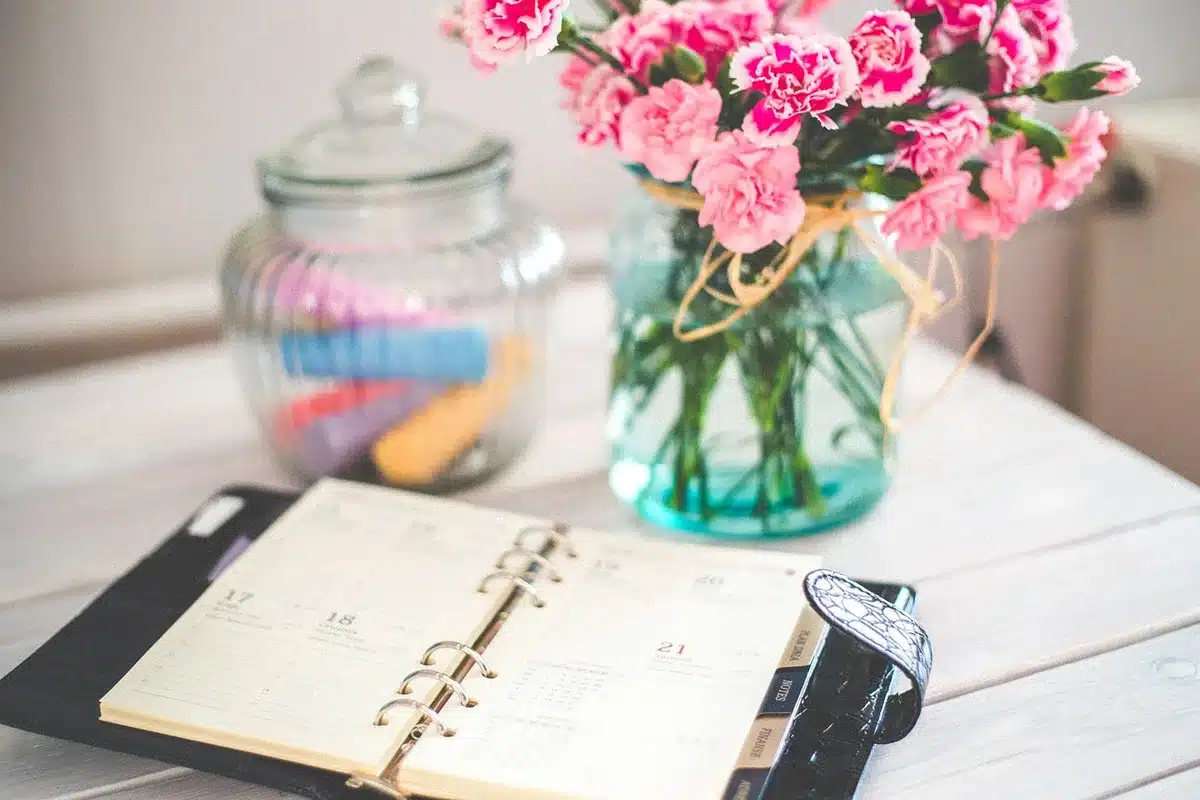 Bureau avec checklist d'audit et notes listant extensions et versions