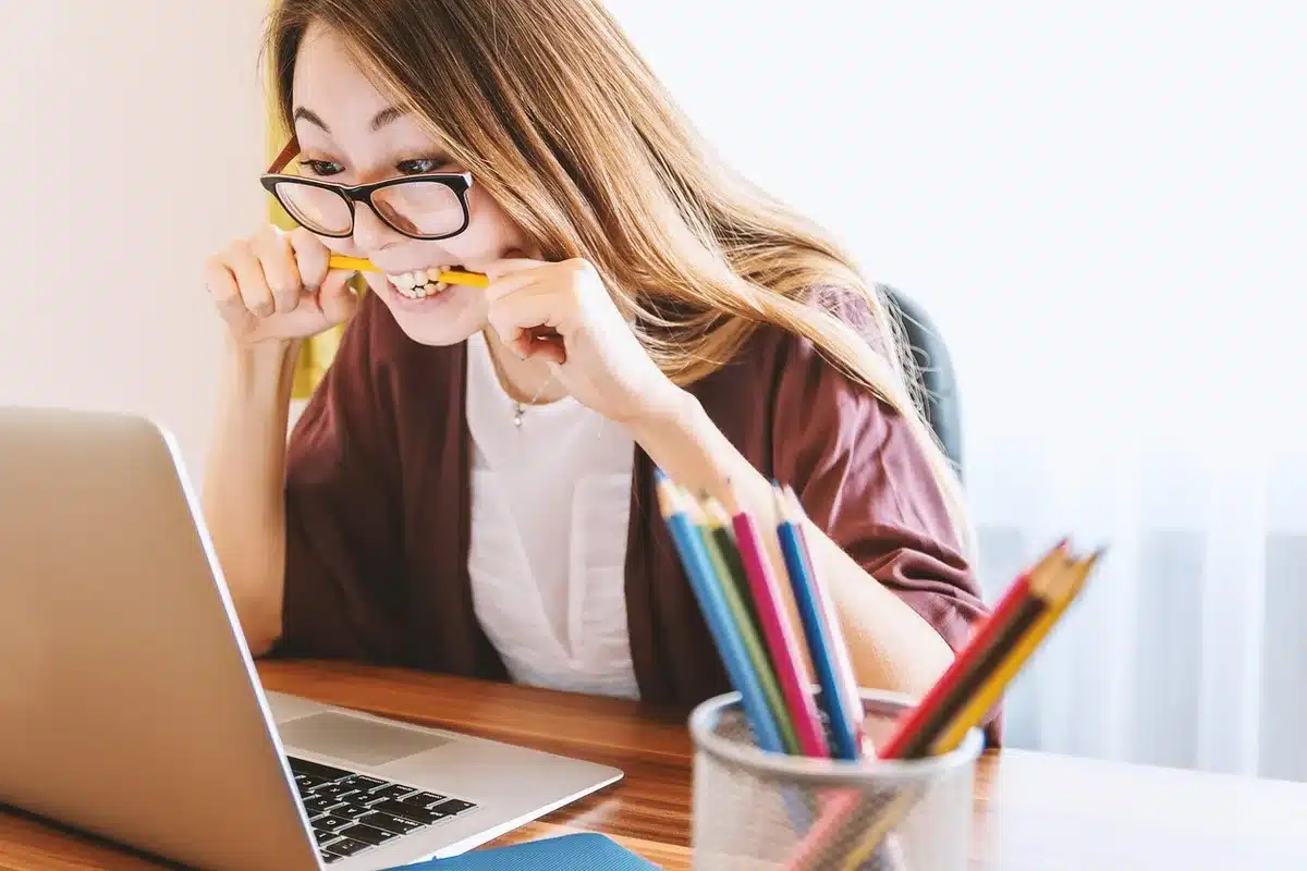 Feuille de route et whitepaper imprimés sur un bureau en lumière du jour