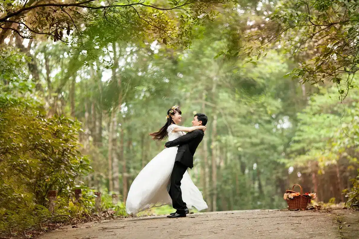Galerie de photographies de mariage en plein écran avec diaporama fluide et mise en page thématique.
