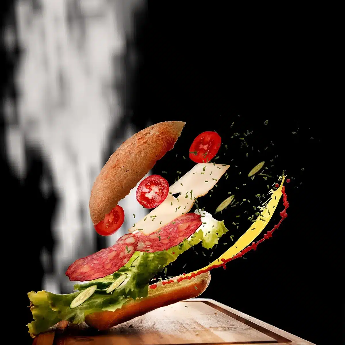 Photographies culinaires artistiques mettant en valeur les plats avec arrière-plan neutre et contrastes subtils.