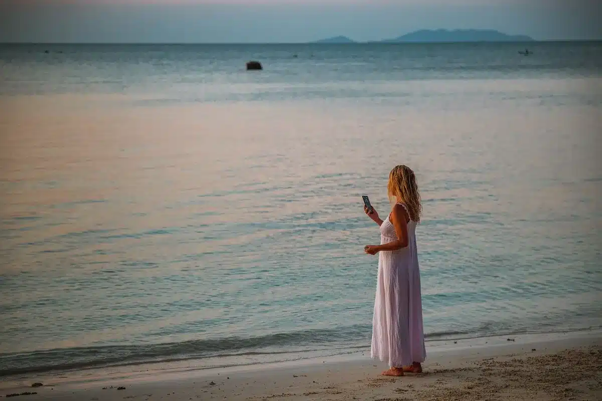 Formulaire RSVP affiché sur un smartphone tenant la liste des invités